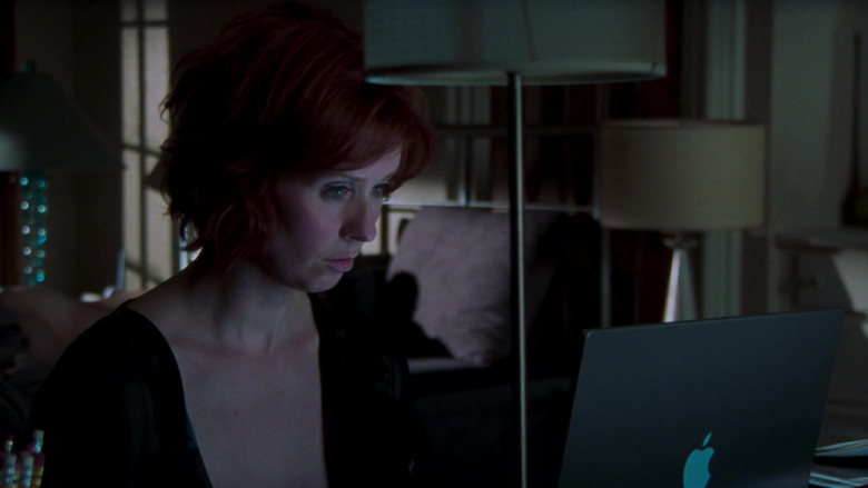 Apple PowerBook G4 Laptop Used by Cynthia Nixon as Miranda Hobbes in Sex and the City S06E17 The Cold War (2004)