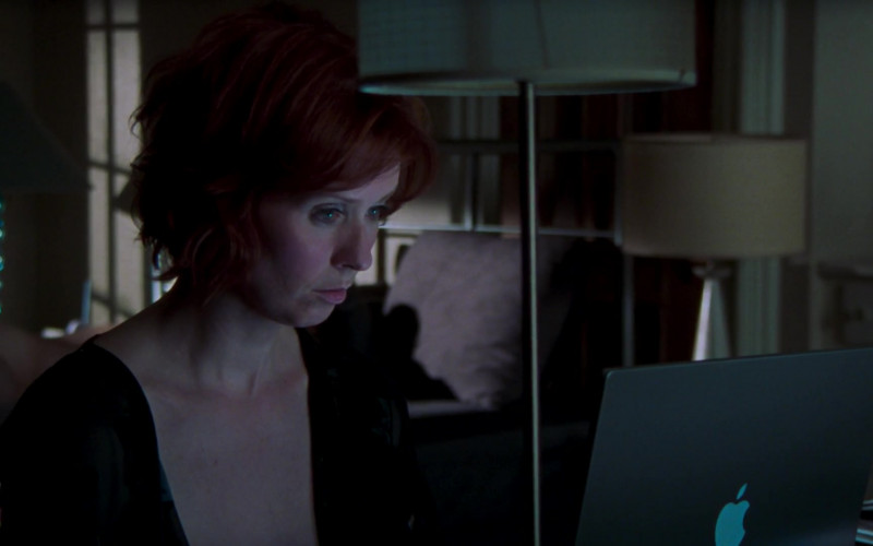 Apple PowerBook G4 Laptop Used by Cynthia Nixon as Miranda Hobbes in Sex and the City S06E17 The Cold War (2004)