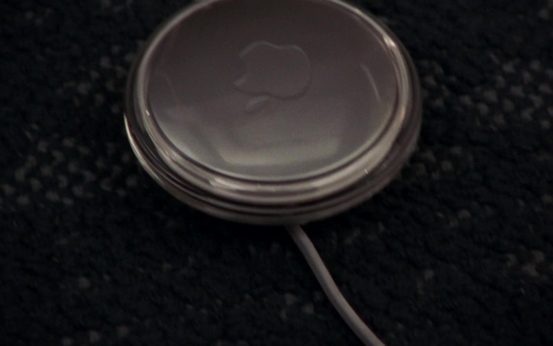 Apple PowerBook G4 Power Adapter in Sex and the City S06E15 Catch-38 (2004)