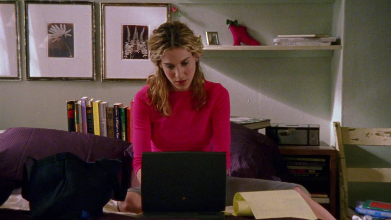 Apple PowerBook Laptop Computer of Sarah Jessica Parker as Carrie Bradshaw in Sex and the City S01E12 Oh Come All Ye Fait