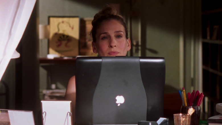 Apple PowerBook Laptop Used by Carrie Bradshaw (Sarah Jessica Parker) in Sex and the City S06E08 The Catch (2)