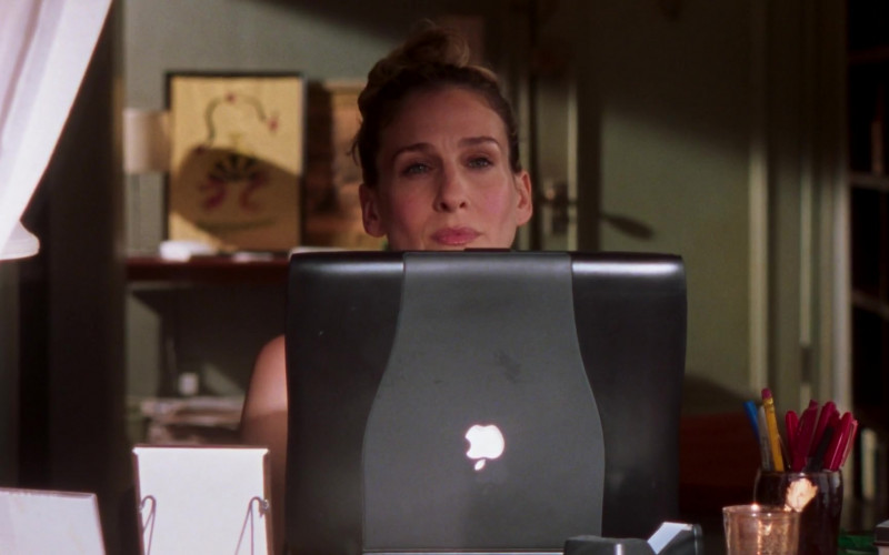 Apple PowerBook Laptop Used by Carrie Bradshaw (Sarah Jessica Parker) in Sex and the City S06E08 The Catch (2)