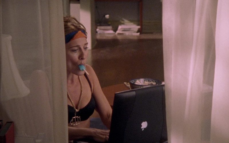Apple PowerBook Laptop Used by Sarah Jessica Parker as Carrie Bradshaw in Sex and the City S04E11 Coulda, Woulda, Shoulda