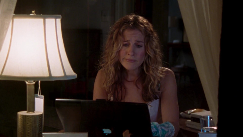 Apple PowerBook Laptop Used by Sarah Jessica Parker as Carrie Bradshaw in Sex and the City S06E13 Let There Be Light (2004)