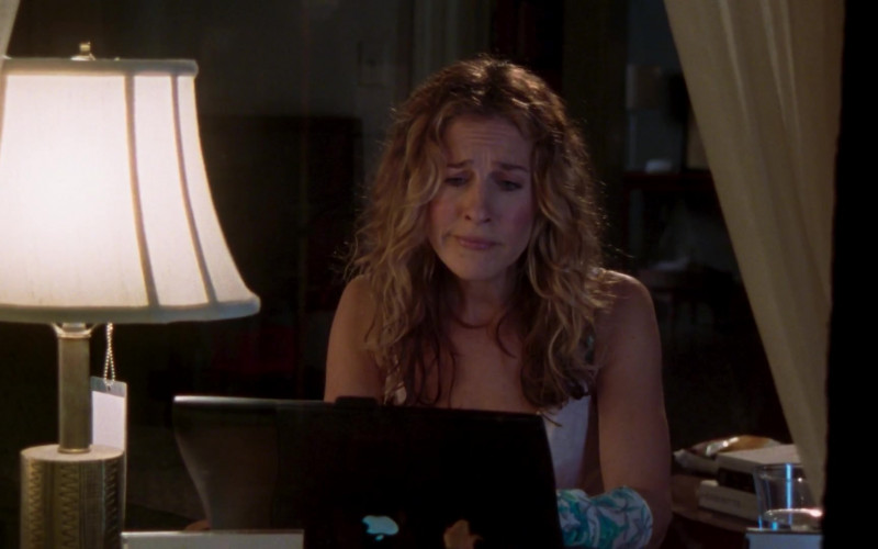 Apple PowerBook Laptop Used by Sarah Jessica Parker as Carrie Bradshaw in Sex and the City S06E13 Let There Be Light (2004)