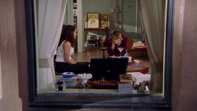 Apple PowerBook Laptop of Carrie Bradshaw (Sarah Jessica Parker) in Sex and the City S03E03 Attack of the 5'10 Woman (2000)