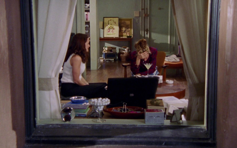 Apple PowerBook Laptop of Carrie Bradshaw (Sarah Jessica Parker) in Sex and the City S03E03 Attack of the 5'10 Woman (2000)