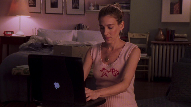 Apple PowerBook Laptop of Carrie Bradshaw (Sarah Jessica Parker) in Sex and the City S05E02 Unoriginal Sin (2002)