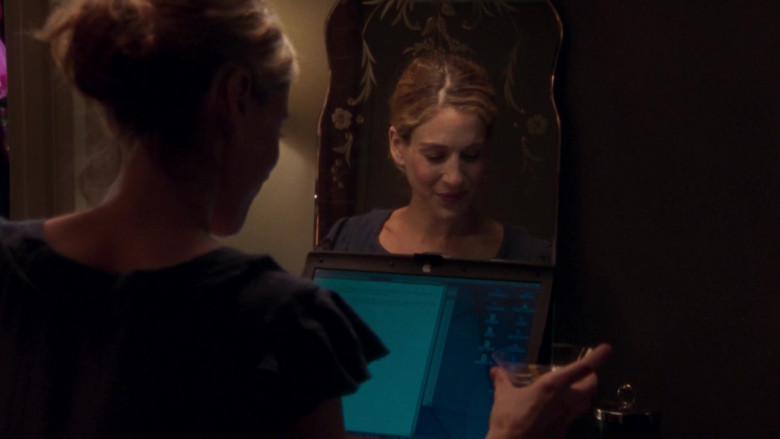 Apple PowerBook Laptop of Carrie Bradshaw (Sarah Jessica Parker) in Sex and the City S05E07 The Big Journey (2002)