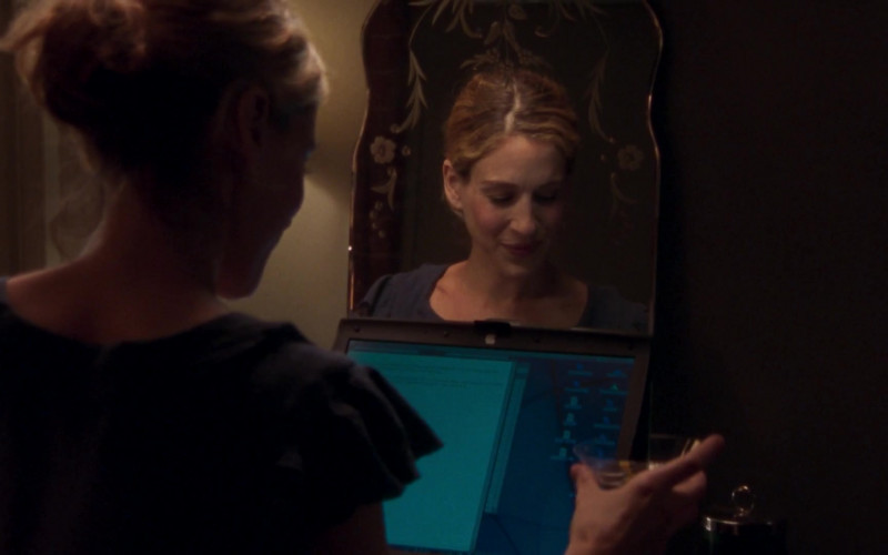 Apple PowerBook Laptop of Carrie Bradshaw (Sarah Jessica Parker) in Sex and the City S05E07 The Big Journey (2002)