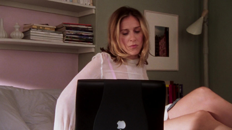 Apple PowerBook Laptop of Carrie Bradshaw (Sarah Jessica Parker) in Sex and the City S06E07 The Post-It Always Sticks Twice (1)