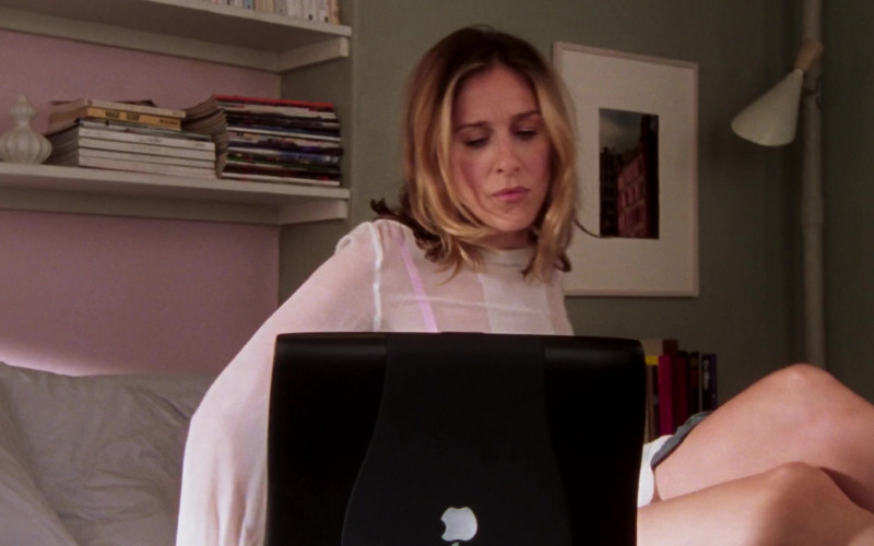 Apple PowerBook Laptop of Carrie Bradshaw (Sarah Jessica Parker) in Sex and the City S06E07 The Post-It Always Sticks Twice (1)