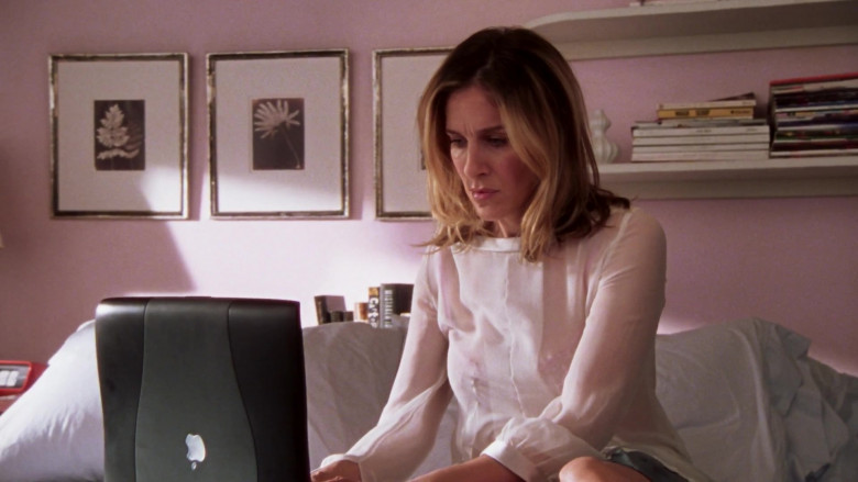 Apple PowerBook Laptop of Carrie Bradshaw (Sarah Jessica Parker) in Sex and the City S06E07 The Post-It Always Sticks Twice (2)