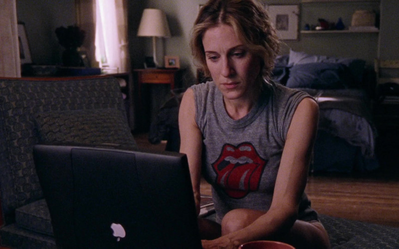Apple PowerBook Laptop of Sarah Jessica Parker as Carrie Bradshaw in Sex and the City S02E04 They Shoot Single People, Don't They