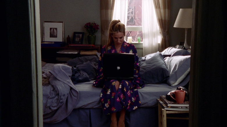 Apple PowerBook Laptop of Sarah Jessica Parker as Carrie Bradshaw in Sex and the City S02E11 Evolution 1999 TV Show (1)
