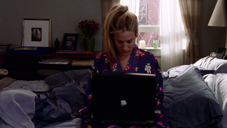 Apple PowerBook Laptop of Sarah Jessica Parker as Carrie Bradshaw in Sex and the City S02E11 Evolution 1999 TV Show (2)