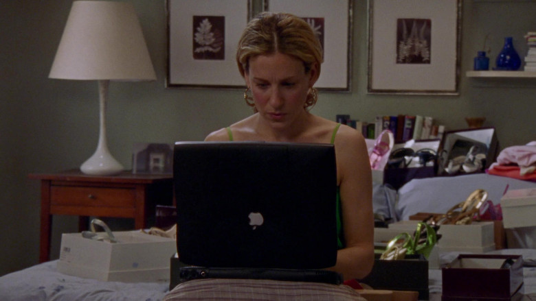 Apple PowerBook Laptop of Sarah Jessica Parker as Carrie Bradshaw in Sex and the City S03E10 All or Nothing 2000 TV Show (1)