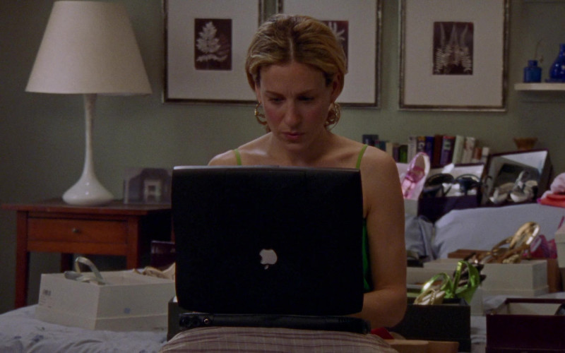Apple PowerBook Laptop of Sarah Jessica Parker as Carrie Bradshaw in Sex and the City S03E10 All or Nothing 2000 TV Show (1)