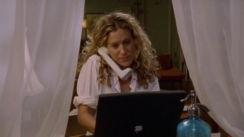 Apple PowerBook Laptop of Sarah Jessica Parker as Carrie Bradshaw in Sex and the City S03E16 Frenemies 2000 (2)