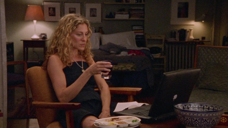 Apple PowerBook Laptop of Sarah Jessica Parker as Carrie Bradshaw in Sex and the City S03E16 Frenemies 2000 (3)