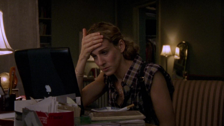 Apple PowerBook Laptop of Sarah Jessica Parker as Carrie Bradshaw in Sex and the City S04E06 TV Series 2001 (1)
