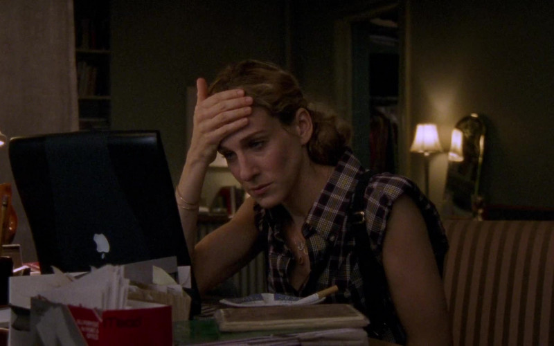 Apple PowerBook Laptop of Sarah Jessica Parker as Carrie Bradshaw in Sex and the City S04E06 TV Series 2001 (1)