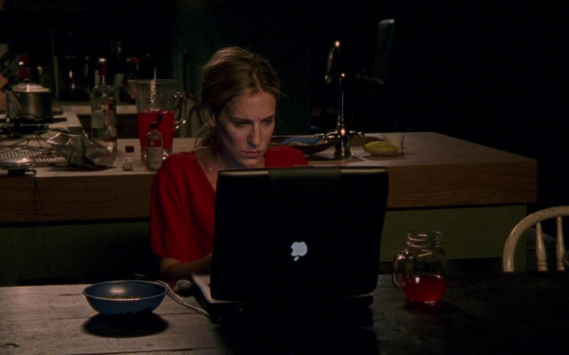 Apple PowerBook Laptop of Sarah Jessica Parker as Carrie Bradshaw in Sex and the City S04E09 Sex and the Country (2001)