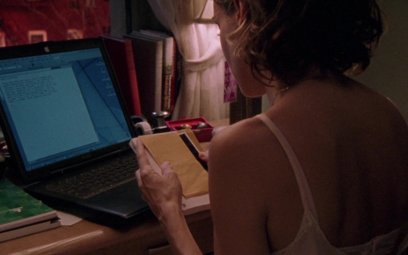 Apple PowerBook Laptop of Sarah Jessica Parker as Carrie Bradshaw in Sex and the City S04E17 A ‘Vogue' Idea (2002)