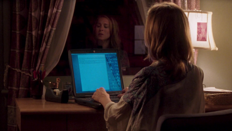 Apple PowerBook Laptop of Sarah Jessica Parker as Carrie Bradshaw in Sex and the City S06E12 TV Show 2003 (1)