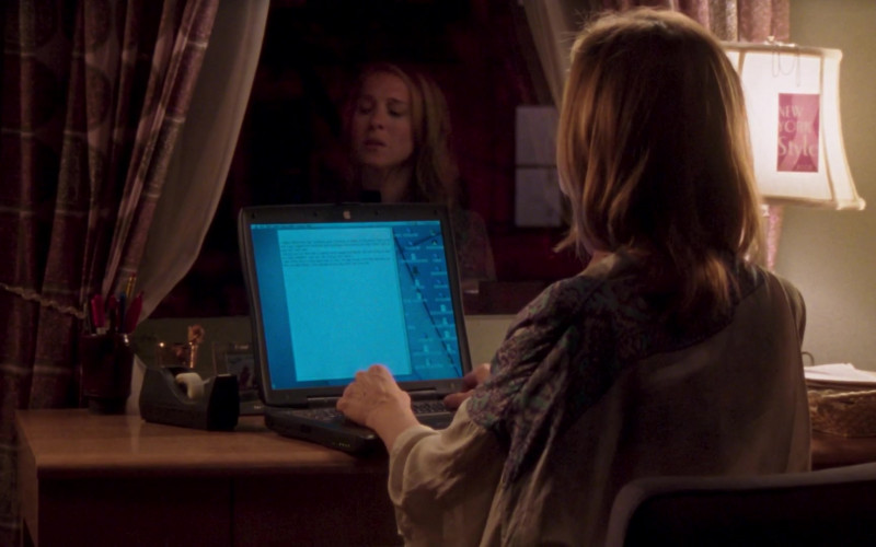 Apple PowerBook Laptop of Sarah Jessica Parker as Carrie Bradshaw in Sex and the City S06E12 TV Show 2003 (1)