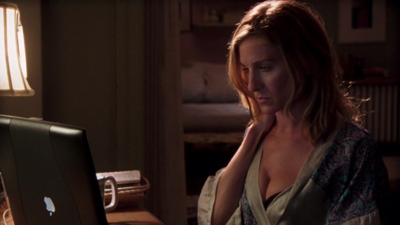 Apple PowerBook Laptop of Sarah Jessica Parker as Carrie Bradshaw in Sex and the City S06E12 TV Show 2003 (2)