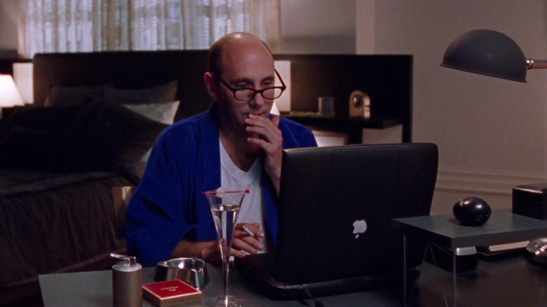 Apple PowerBook Laptop of Willie Garson as Stanford Blatch in Sex and the City S02E12 TV Show 1999 (1)