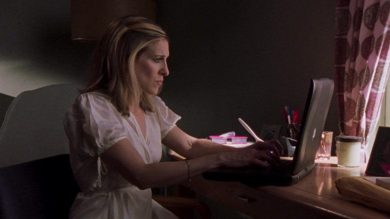 Apple PowerBook Notebook of Carrie Bradshaw (Sarah Jessica Parker) in Sex and the City S06E05 Lights, Camera, Relationship! (1)