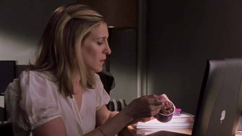 Apple PowerBook Notebook of Carrie Bradshaw (Sarah Jessica Parker) in Sex and the City S06E05 Lights, Camera, Relationship! (2)