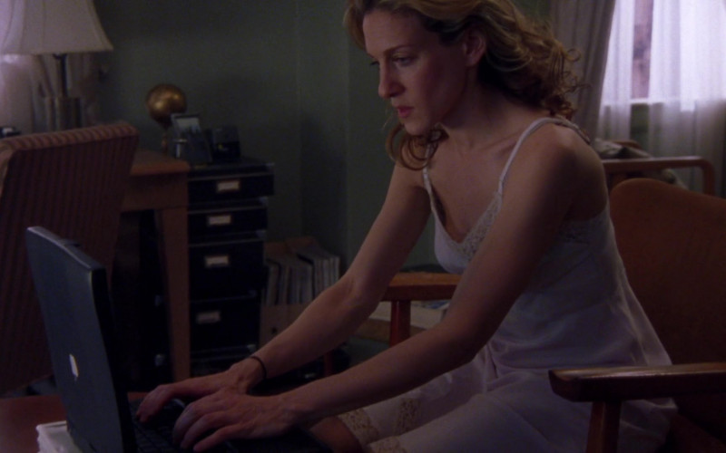 Apple Powerbook Black Notebook Used by Sarah Jessica Parker as Carrie Bradshaw in Sex and the City S03E08 The Big Time (2000)