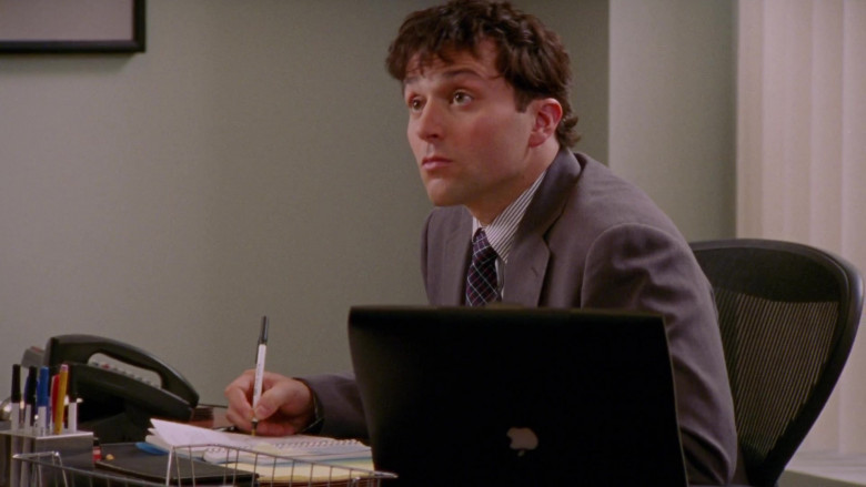 Apple Powerbook G3 Laptop Used by Actor in Sex and the City S04E14 All That Glitters (2002)