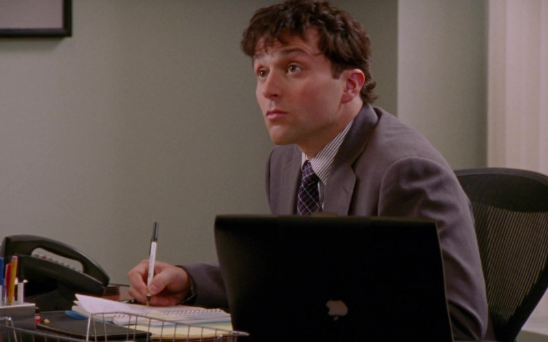 Apple Powerbook G3 Laptop Used by Actor in Sex and the City S04E14 All That Glitters (2002)