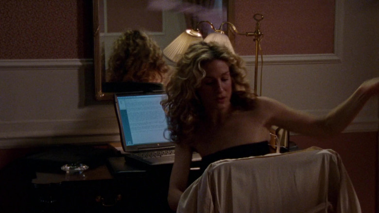 Apple Powerbook Laptop Used by Sarah Jessica Parker as Carrie Bradshaw in Sex and the City S03E09 Easy Come, Easy Go (2000)