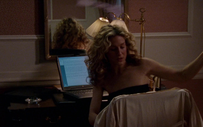 Apple Powerbook Laptop Used by Sarah Jessica Parker as Carrie Bradshaw in Sex and the City S03E09 Easy Come, Easy Go (2000)