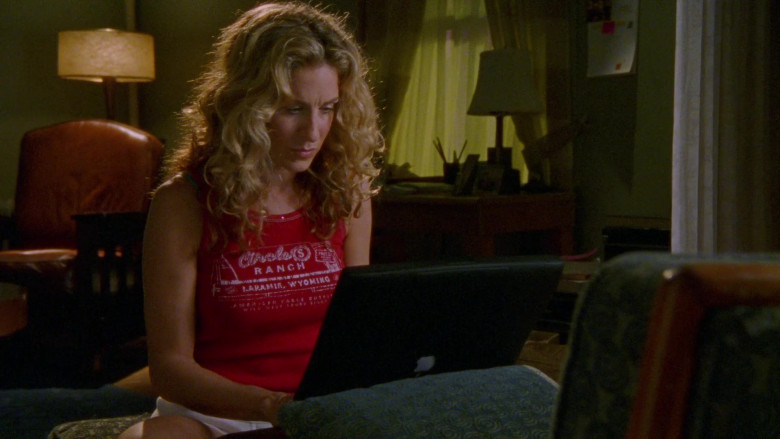 Apple Powerbook Laptop of Sarah Jessica Parker as Carrie Bradshaw in Sex and the City S03E11 Running with Scissors (2000)