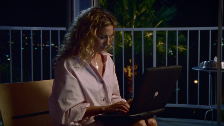 Apple Powerbook Laptop of Sarah Jessica Parker as Carrie Bradshaw in Sex and the City S03E14 Sex and Another City (2000)
