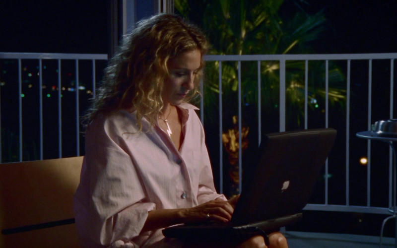 Apple Powerbook Laptop of Sarah Jessica Parker as Carrie Bradshaw in Sex and the City S03E14 Sex and Another City (2000)
