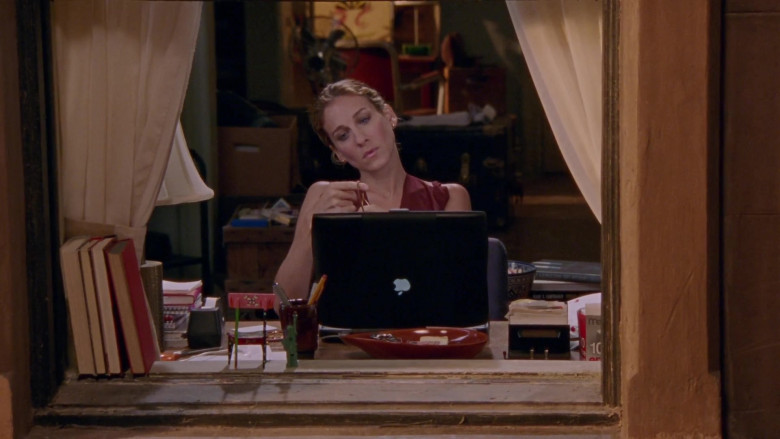 Apple Powerbook Laptop of Sarah Jessica Parker as Carrie Bradshaw in Sex and the City S04E14 All That Glitters (2002)