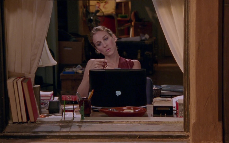 Apple Powerbook Laptop of Sarah Jessica Parker as Carrie Bradshaw in Sex and the City S04E14 All That Glitters (2002)