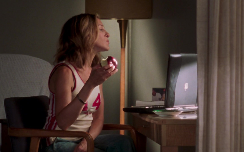 Apple Powerbook Laptop of Sarah Jessica Parker as Carrie Bradshaw in Sex and the City S06E11 The Domino Effect (1)