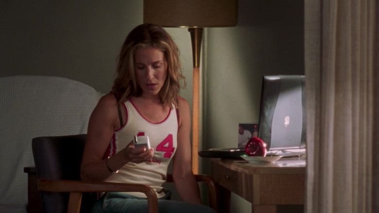 Apple Powerbook Laptop of Sarah Jessica Parker as Carrie Bradshaw in Sex and the City S06E11 The Domino Effect (2)