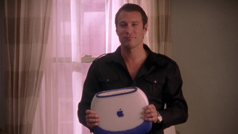 Apple iBook Blue Laptop Held by John Corbett as Aidan Shaw in Sex and the City S04E08 TV Show 2001 (1)