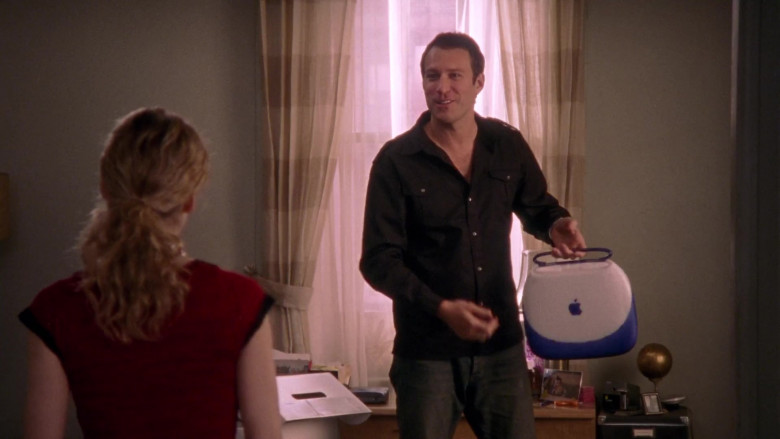 Apple iBook Blue Laptop Held by John Corbett as Aidan Shaw in Sex and the City S04E08 TV Show 2001 (2)