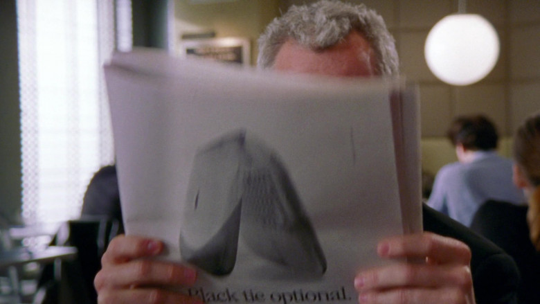 Apple iBook Laptop Newspaper Advertising in Sex and the City S03E02 Politically Erect (2000)