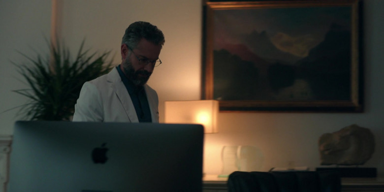 Apple iMac 27-inch Computer of Omar Metwally as Dr. Hugh Alberness in Lisey’s Story E02 (2)